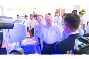 Thủ tướng Nguyễn Xuân Phúc đến thăm gian hàng Daikin Vietnam tại Hưng Yên