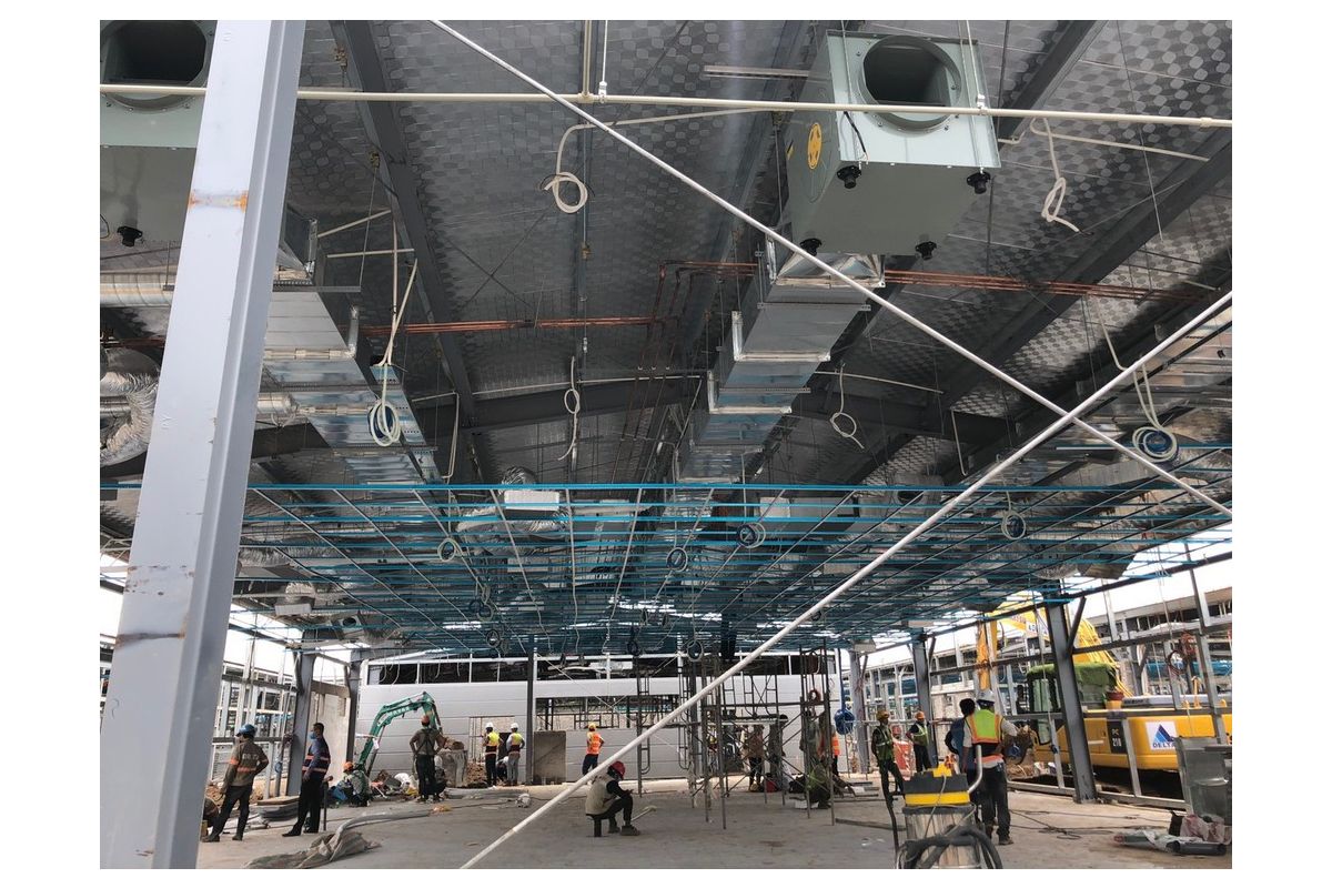 "Thần tốc" lắp đặt hệ thống điều hòa không khí tại Bệnh viện dã chiến Hồi sức tích cực Hoàng Mai - Hà Nội